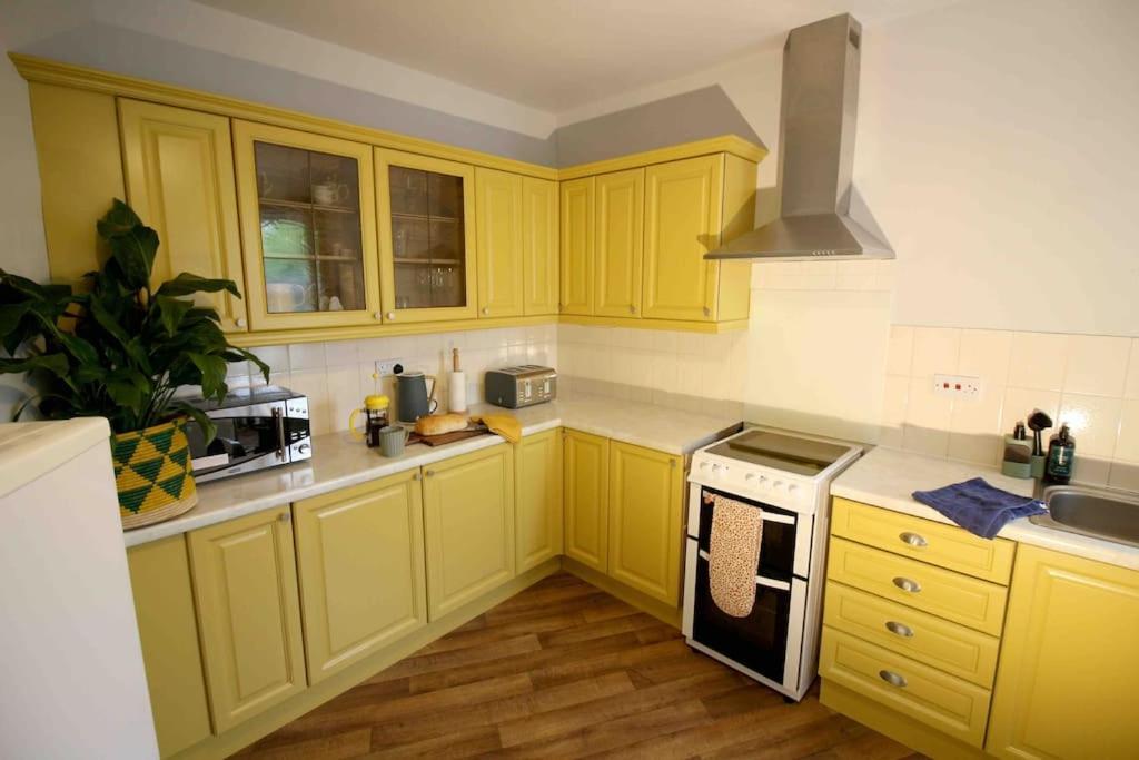 Lincoln Apartment Freshly Renovated Common Views Burton  エクステリア 写真