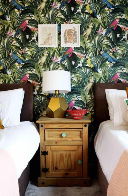 Lincoln Apartment Freshly Renovated Common Views Burton  エクステリア 写真