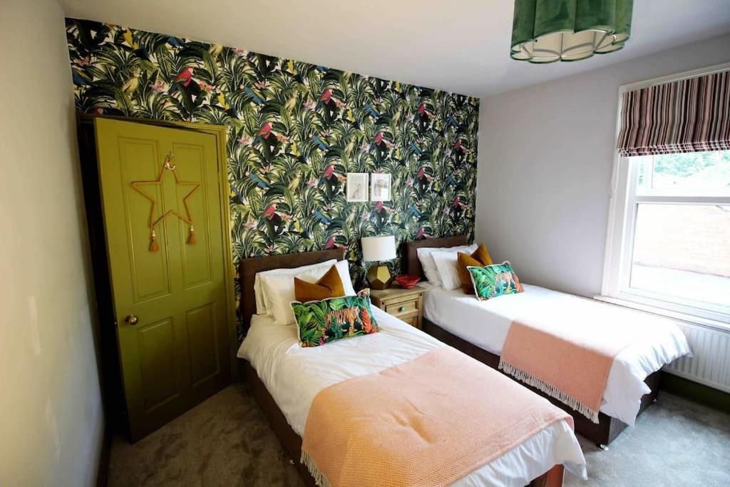 Lincoln Apartment Freshly Renovated Common Views Burton  エクステリア 写真